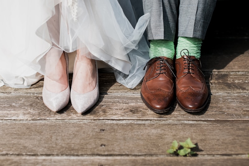 Connecting with Local Wedding Communities Online: Tips and Strategies for Engaging with Your Neighbors