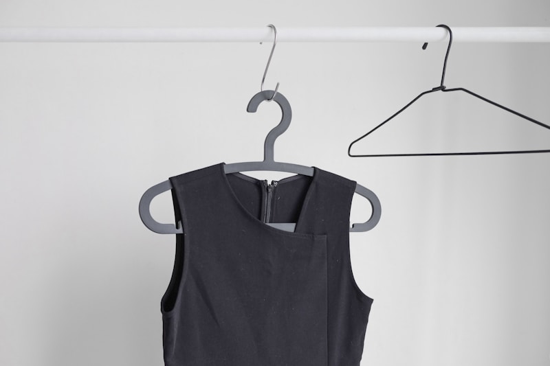 Balancing Quantity and Quality in Dress Inventory Choices: A Guide for Retailers